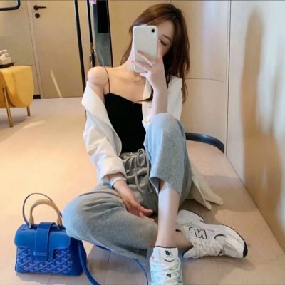 灰天鹅绒上的四只苍蝇