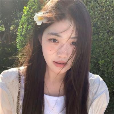 出墙红杏两家春